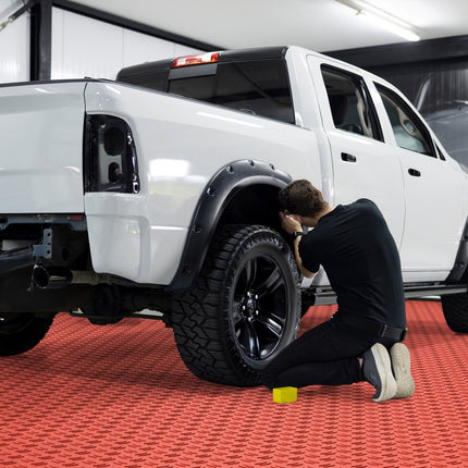 VEVOR garagevloerbeslag 305 x 305 x 13,4 mm set van 50 industriële vloer antislip dubbelzijdige structuur garagevloer voor garages kelders reparatiewerkplaatsen rood