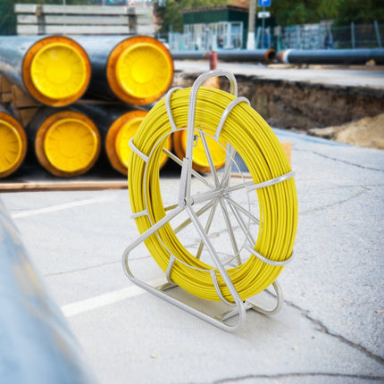 VEVOR Kabeltrekhulp Glasvezel 200 m 6,35 mm Visband Draadtrekker Kabelloopstang met stalen spoelstandaard 3 trekkoppen Visgereedschap voor muren en elektrische leidingen Niet-geleidend