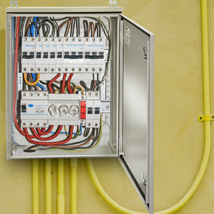 VEVOR elektrische behuizing, 70 x 50 x 20 cm, NEMA 4 buitenbehuizing, IP65 water- en stofdicht, koudgewalst koolstofstalen aansluitdoos met scharnieren voor gebruik binnen en buiten